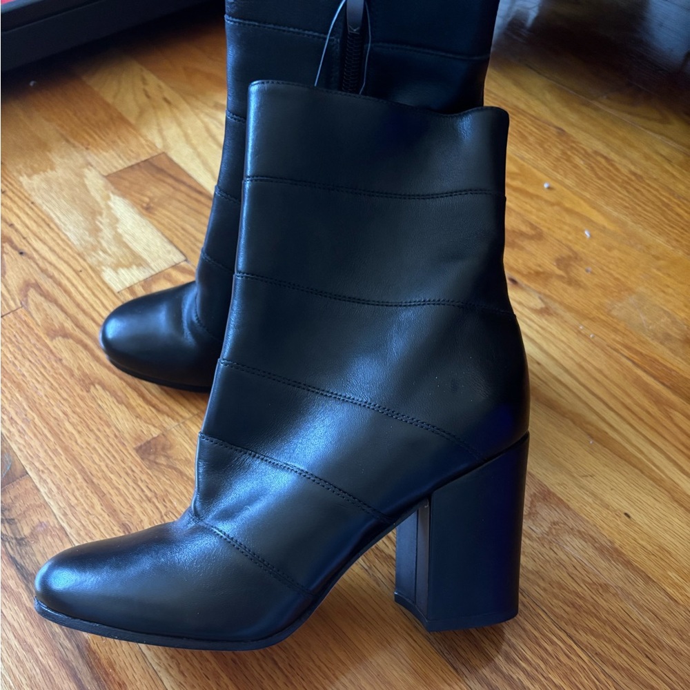 New Via Spiga leather booties
